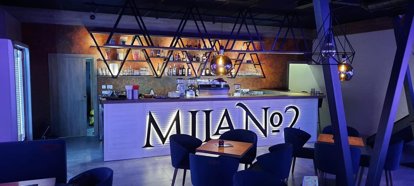Bar Milano No. 2 s podsvieteným logom a ambientným modrým osvetlením