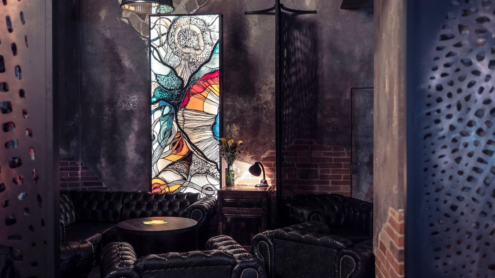 Lounge s podsvietenou vitrážou a koženými kreslami